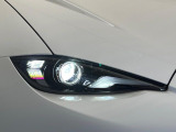 【LEDヘッドライト】悪天候や夜間走行時も良好な視界を確保し安心して運転できる高輝度LEDヘッドライトを装備!点灯速度が早く、消費電力も抑えられています。