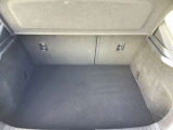 ラゲージルーム!後ろのシートは片方ずつ倒せます。乗る人や積む荷物に応じてアレンジが可能ですので多彩に使えてとても便利です。