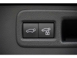 【クローザー】 スイッチを押すと電動でバックドアが閉まります。