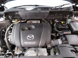 「SKYACTIV-G(ガソリン)」は、規格外の高圧縮を実現し、世界のエンジン技術者に驚きを与えました。さらに、それを維持したままノッキングの発生を抑え、熱効率を向上、走りにも寄与したエンジンです。