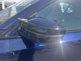【BMWミラー】視認性の高いスタイリッシュなミラー。自動防眩機能も付いており夜間のドライビングをサポートします。