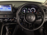 【ハンドル】運転にかかわる様々な操作を安全に行えるように視点移動が少なく操作性に配慮されたスイッチ類が凝縮されたコックピットです。