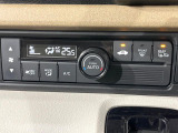 【オートエアコン】一度お好みの温度に設定すれば、車内の温度を検知し風量や温度を自動で調整。暑い&hellip;寒い&hellip;と何度もスイッチ操作をする必要はありません。快適な車内空間には必須の機能ですね♪