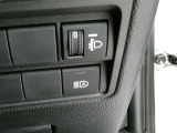 オートマチックハイビームとは、先行車や対向車のライトを認識し、ハイビームとロービームを自動で切り替える機能です。夜道の視界を確保します。詳細は販売店スタッフまでおたずねください。