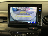 【バックカメラ】運転が苦手な方も車庫入れラクラクです!ギアをリバースに入れれば自動的に切り換わりますので、面倒な操作は不要です♪狭い駐車場もお車を傷つけず安心ですね!