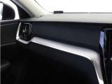 ダッシュボードには、V60 Momentumの躍動感あふれるキャラクターにマッチするアイアンオレ・アルミニウム・パネルを装備しています。