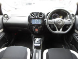 ステアリングホイールからスムーズに持ちかえられるフロアシフトを採用。シフトノブをコンパクト化し、女性でも操作しやすいサイズとしました。左手元には、便利なオーディオリモートコントロールスイッチ付き!