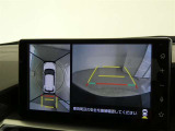 【全周囲モニター】車を上空から見下ろしたような映像をカーナビ画面に映し出し、車庫入れや縦列駐車をサポートしてくれます。