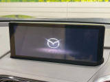 【8.8インチマツダコネクト】車内の雰囲気にマッチした大型のディスプレイ。スマホ接続でのナビ使用やBluetooth再生等、様々な機能が楽しめます。直感的なダイヤル操作が可能で、使い勝手も良好です。