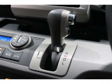 インパネシフトだから視線の移動も少なく足元もスッキリ♪運転席もゆったりしているのでゆとりを持ってドライブできますね!