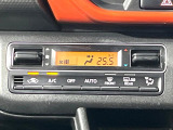 【オートエアコン】一度お好みの温度に設定すれば、車内の温度を検知し風量や温度を自動で調整。暑い&hellip;寒い&hellip;と何度もスイッチ操作をする必要はありません。快適な車内空間には必須の機能ですね♪