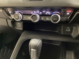 オートエアコンがついてますので、簡単操作で快適に過ごせます。リア熱線のスイッチの中にサイドミラーヒーターも入っています。パネル内のシートヒータースイッチは前席の左右別々に3段階で温度設定ができます。
