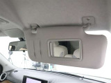 運転席・助手席共に用のサンバンザーには、ミラー付きになっておりますので、メイク直しや、髭剃りに便利です。