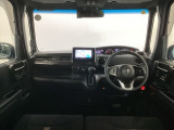 【前方視界】開放的な前方視界!運転がしやすく疲れにくいです♪窓が大きく、見通しがとっても良いおクルマですよ♪