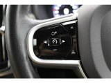 ステアリング左のスイッチは、設定された速度に自動調整しながら前方車両に追随できるアダプティブコントロールと車線の中央を走るようステアリングをコントロールするパイロットアシストのスイッチとなります。
