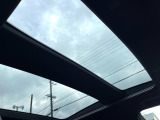 【大型パノラマルーフ】車内の解放感が一気に上がる大型のパノラマルーフ!季節を問わず開放的で快適なドライブをお楽しみいただけます。流通量も少なく希少価値の高い人気の装備です♪