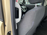 後席の乗降りをサポートするアシストグリップ付きです。