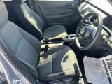 乗り心地の良いフロントシートです。足回りも広々としておりますので、長時間の運転も疲れづらいですよ。