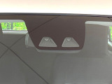【スマートアシスト】走行中に前方の車両等を認識し、衝突しそうな時は警報とブレーキで衝突回避と被害軽減をアシスト。より安全にドライブをお楽しみいただけます。