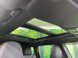 【サンルーフ】開放感たっぷりの希少装備、サンルーフが装着されています!車内に明かりを取り入れたり景色を楽しむ以外にも、車内の空気も簡単に換気できて快適です!