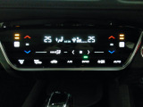 オートエアコンは左右席で独立温度コントロールが可能です。運転席はキンキンに冷やして助手席はマイルドにと言った設定が可能です。暑さ寒さでケンカすることもなくなりますね。