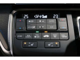 運転席と助手席の温度設定の変更が可能な左右独立タイプのデュアルエアコンです♪♪♪暑がりな人・寒がりな人も誰もが車内を快適にお過ごしいただけます♪♪♪