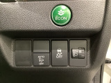 ハンドルの右側にはヘットライトリベライザーとVSA(ABS+TCS+横滑り抑制)の解除スイッチがついています。ヘッドライトリベライザーは道路状況や積荷の加重に応じてライトの高さを調節できます。