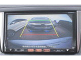 【バックカメラ】ギアをリバースに入れれば自動的にモニターが切り換わるので、車庫入れや後退確認がラクラク OKです!