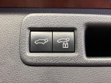【パワーバックドア】スマートキーや運転席のボタンを押すだけでリアゲートが自動で開閉します!荷物を持っている時や、高い位置にあるバックドアを閉める際に便利な機能です♪