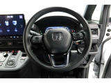 運転中もハンドルでの操作が可能です。特に高速道路等の目が離せない運転時には、便利さだけでなく、安全性も兼ね備えております。