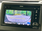 【バックカメラ】駐車時に後方がリアルタイム映像で確認できます。大型商業施設や立体駐車場での駐車時や、夜間のバック時に大活躍!運転スキルに関わらず、今や必須となった装備のひとつです!