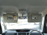 運転席にサンバイザー裏にはバニティミラーが備わっていますので、車の外に出る前にパパッと身だしなみをチェックすることができて便利ですよ♪