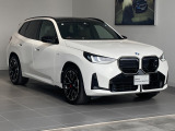 アルピンホワイトの清潔感あるボディに、M50ならではの力強さが宿る一台。新世代X3が持つ洗練された存在感を、日常の中で自然に感じていただけます。