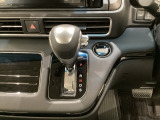 CVT車のセレクトレバーです。低速から高速まで、変速ショックのないスムーズな走りを実現するとともに、エンジン効率のよい領域を維持することで燃費にも貢献します。