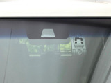 【ホンダセンシング】走行中に前方の車両等を認識し、衝突しそうな時は警報とブレーキで衝突回避と被害軽減をアシスト。より安全にドライブをお楽しみいただけます。
