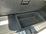 荷室のカーペットの下にも少し小物入れがございます。