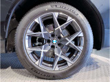 【BMWアロイホイル】軽量かつ強度に拘ったアロイホイル。走行性能ポテンシャルを引き出す設計。車の足元を引き締めてくれる大きなポイントはアロイホイルです。