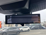 インテリジェントルームミラーは、大きな荷物や後席に背の高い人が乗車した時などでも関係なく後方の確認が出来て安心ですまた、夜間の後続車のライトも眩しさが軽減されます。
