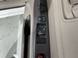狭い駐車場で便利な電動格納ドアミラーが付いています。