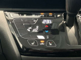ヒータシート付き車両です。段差のないパネルスイッチのオートエアコン付きです。予め温度設定すれば後はセンサーが感知して設定温度を保ってくれますので快適なドライブが楽しめます。