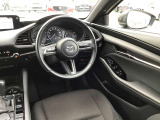 ドライバーが心に余裕をもって運転に集中できること、助手席や後席からもすっきりと前を見通せる空間の起点となり、全員が安心してドライブを楽しめることをモットーにシンプルなレイアウトとなっています。