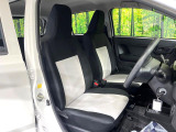 運転席まわりには十分なスペースがあり、大柄な方でもゆったり運転していただける環境です。