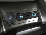 USB電源ソケット(Type-A/Type-C)を備えており、スマートフォンなどの充電にも便利。日常使いからロングドライブまで快適性を高めてくれる装備です。