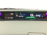 中央にデジタル表示のスピードメーターを配したハイブリット専用メーターになっています。左側のインフォメーション画面で燃費などの情報を確認できます。