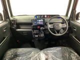 【インパネ】運転のしやすさを最優先に設計された見晴らしの良いフロントビュー。車両間隔が掴みやすく狭い道でも安心♪「安全」と「品質」を最優先に、安心してお乗りいただけるクルマを提供いたします。