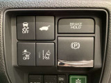 ハンドルの右側にHondaセンシング用のメインスイッチとパワーテールゲートスイッチなどがついています。パワーテールゲートスイッチは車内からでもテールゲートの開け閉めを電動でできます。
