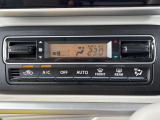 【オートエアコン】一度お好みの温度に設定すれば、車内の温度を検知し風量や温度を自動で調整。暑い&hellip;寒い&hellip;と何度もスイッチ操作をする必要はありません。快適な車内空間には必須の機能ですね♪