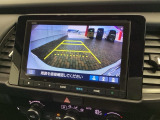リバースギアに入れるだけで後方の表示へ切り替わります。夜間や雨の日の駐車も楽になりますよ。