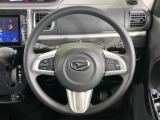 インテリアに合わせたデザインのステアリングは、運転される方のことも考え、運転しやすい形状、大きさです。是非一度、実際に触ってお確かめください。
