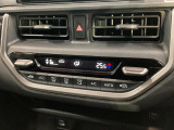 【オートエアコン】一度お好みの温度に設定すれば、車内の温度を検知し風量や温度を自動で調整。暑い&hellip;寒い&hellip;と何度もスイッチ操作をする必要はありません。快適な車内空間には必須の機能ですね♪
